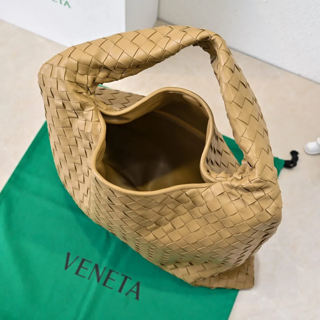 Batch 1960 #Bv new medium-sized HOP bag, the bag body and handles are made of a whole piece of woven leather. The bag body is soft and lazy. Hop symbolizes the praise of innovation and eternal craftsmanship [love]. The pyramid silhouette combines practicality and fashion. It is modern and casual, and the bag mouth is double-sided closed design, more convenient and safe! The cowhide texture also makes the bag more wear-resistant and durable. A must-have for fashionable ladies who like minimalism yet comfortable and casual! Size: 46x21x10cm Model: 6262